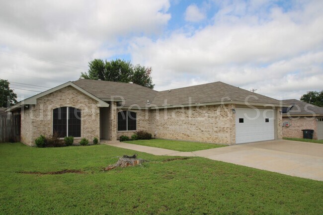 Foto del edificio - Move-In Ready Gem with Spacious Backyard
