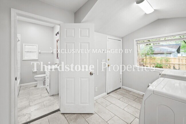Foto del edificio - 3053 Gilmore St