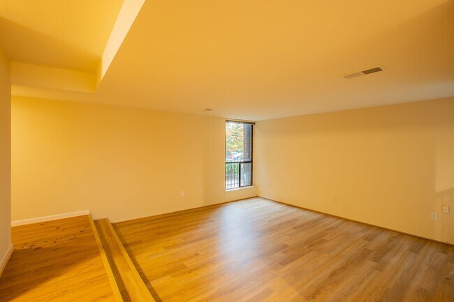 Building Photo - Lovely 1 BR/1 BA Condo in Silver Spring!