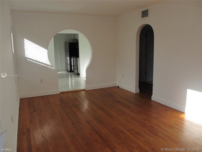 Building Photo - 2 br, 1 bath House - 559 NE 68th St # L