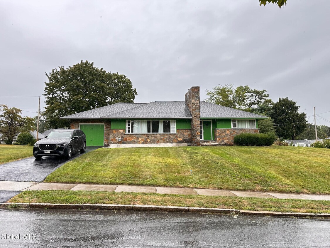 Foto principal - 75 Cardinal Ave
