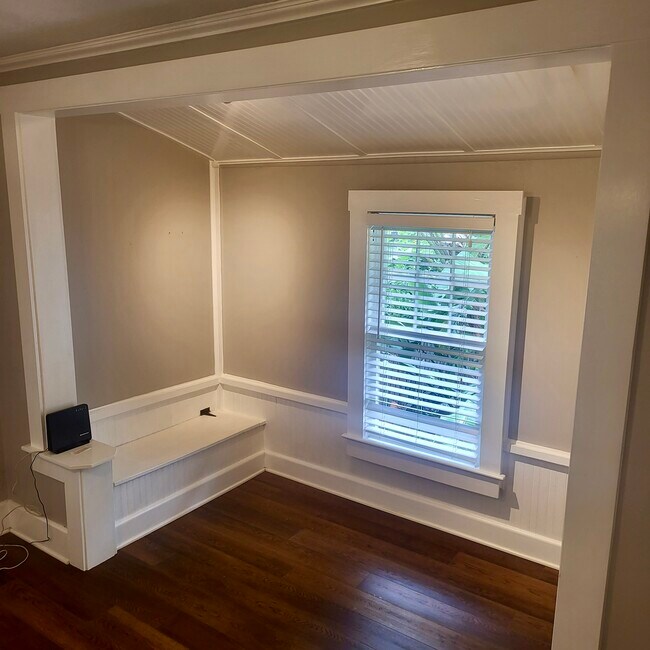 Storage in seat - 642 E Ridgewood St