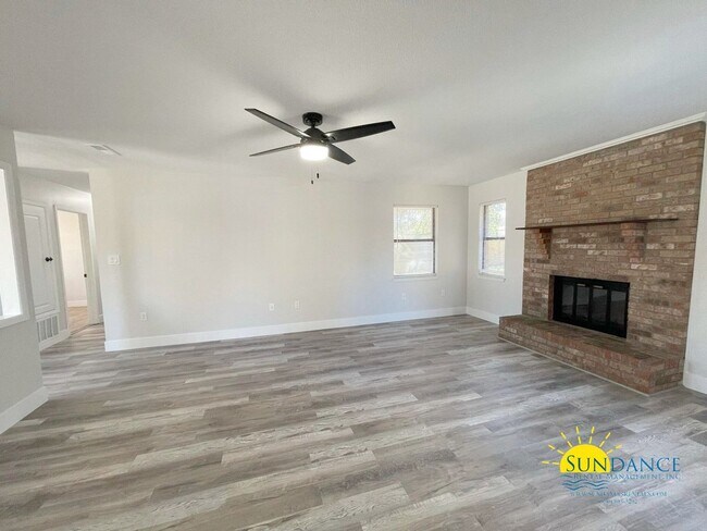 Building Photo - Spacious 3 Bedroom Home In Mary Esther!