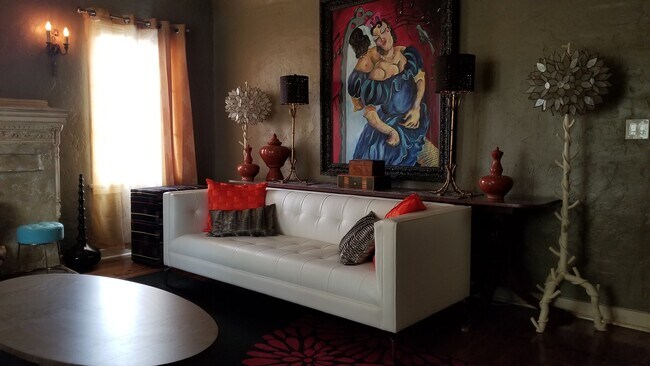 Foto del edificio - 1350 S Cloverdale Ave