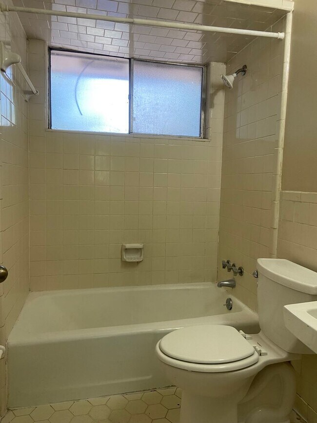 Building Photo - **ON HOLD**3 bedroom/1 bathroom in Columbu...
