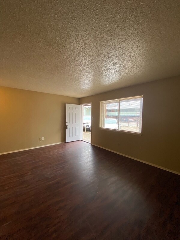 Primary Photo - 514 S Bois D Arc Ave