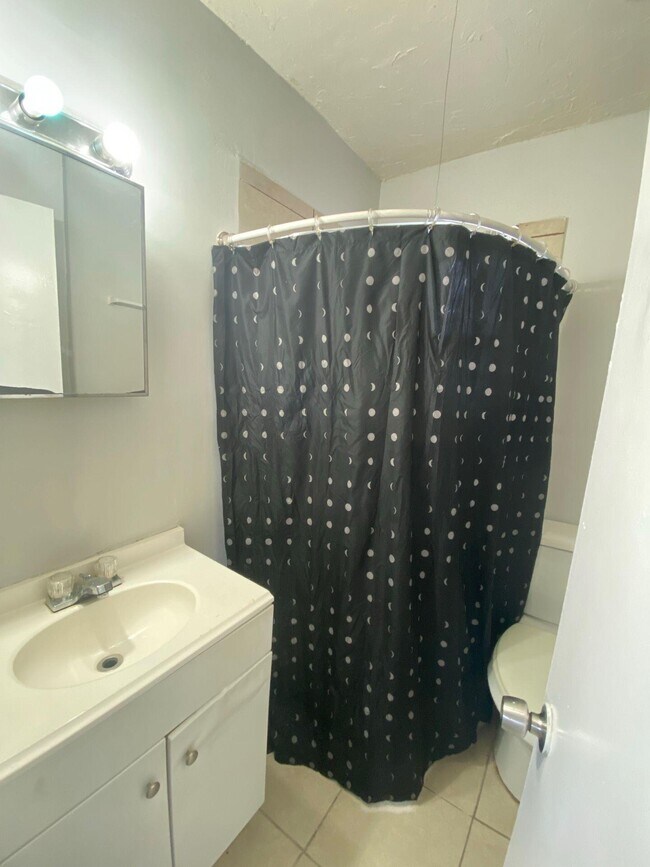 Foto del edificio - 1497 W 34th St