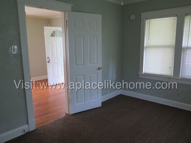 Building Photo - 3418 Mersington Ave, Kansas City, 64128