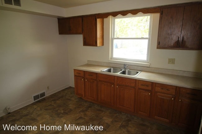 Building Photo - 3525 N 60th St
