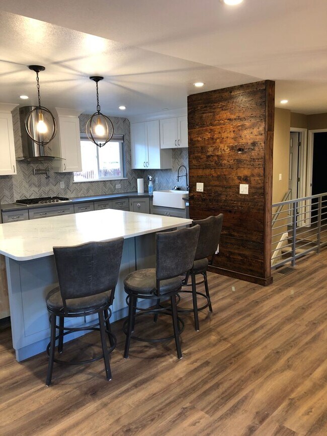 Building Photo - Beautifully Appointed 4 Bed / 2 Bath Home ...