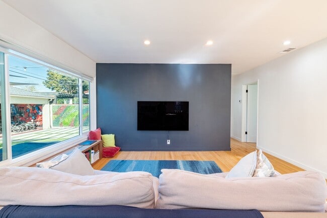 Building Photo - Stunning 4 bed 2 bath home in Manhattan Be...