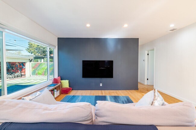 Foto del edificio - Stunning 4 bed 2 bath home in Manhattan Be...