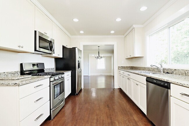 Building Photo - Spacious Belmont Home