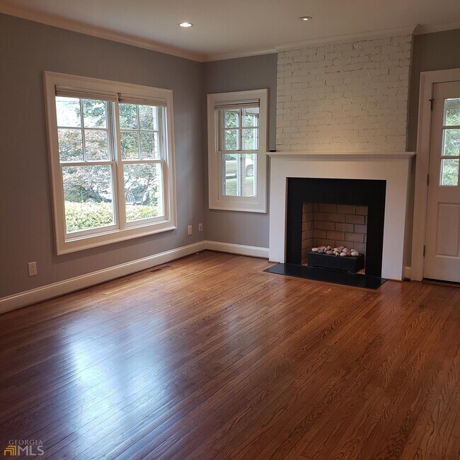 Building Photo - 2875 N Hills Dr NE