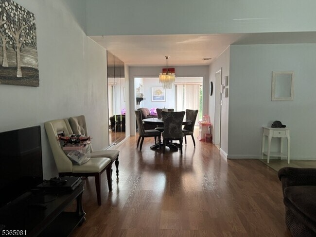 Foto del edificio - 35 Ashwood Dr