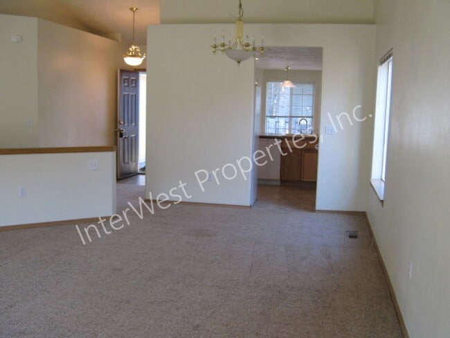 Building Photo - *1ST MONTH'S RENT FREE PROMO* Ranch Style 3 Bedroom Gresham Home with 2 Car Garage, Gas Fireplace...