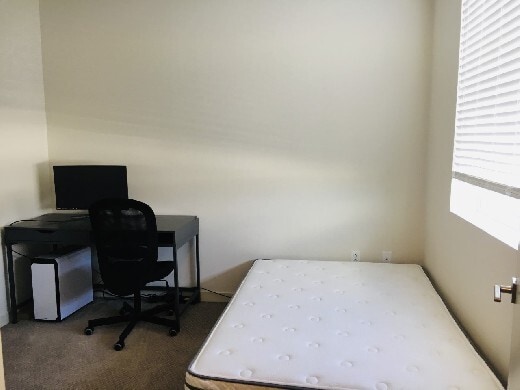 Building Photo - Room for Rent in desirable area