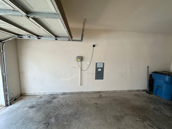 Building Photo - 3/2/2 Beautiful home located on large corn...