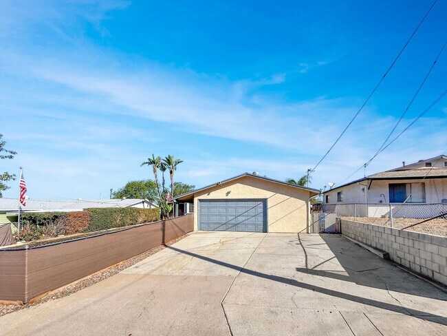 Foto del edificio - Beautiful 4BD/2BA W/ 2-Car Garage, AC, and...