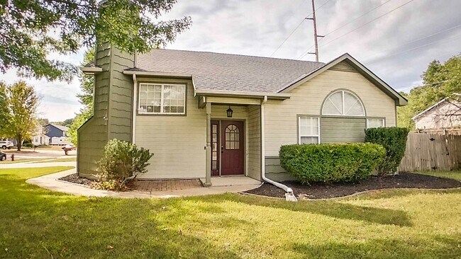 Foto del edificio - 3D Tour Available - 2-Car Garage + Fenced-...