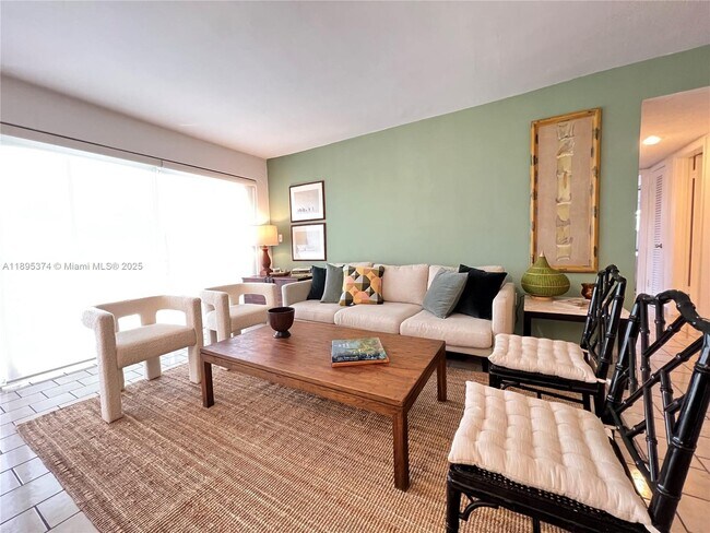 Foto del edificio - 555 Crandon Blvd