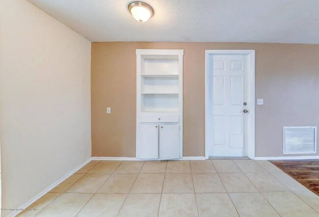 Building Photo - Pawling Ave