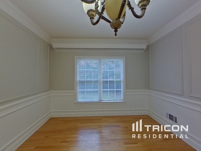 Building Photo - 5630 Vicarage Walk