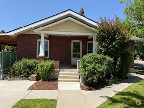 Building Photo - 609 W 10th St
