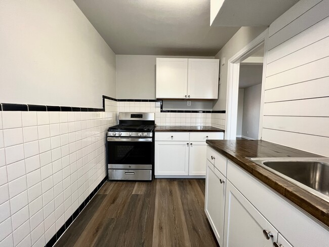 Building Photo - 7218 Tennis Way