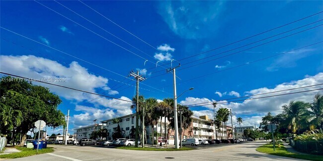 Building Photo - 17001 NE 9th Ave