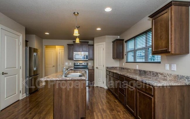 Building Photo - 3500 Park Side Dr