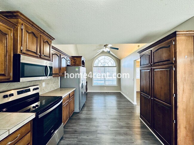 Foto del edificio - Spacious Four Bedroom Northland Home with a Finished Basement, 3 car garage and Fenced Yard!