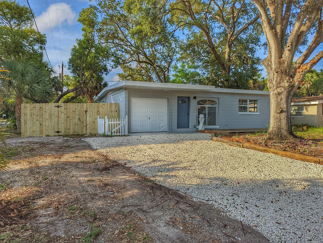 Primary Photo - 7313 51st Ave N