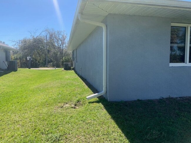 Building Photo - Duplex Unit