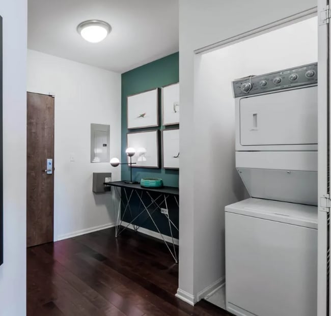 Building Photo - 6 E 9th St