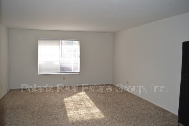 Building Photo - 922 Hoover Village Dr