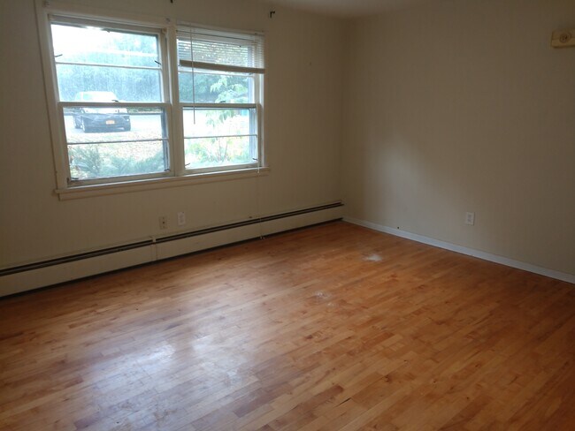 Sala de estar Foto 2 - 4907 Grolier Rd