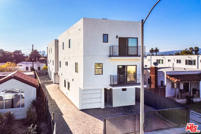 Building Photo - 1921 Carmona Ave