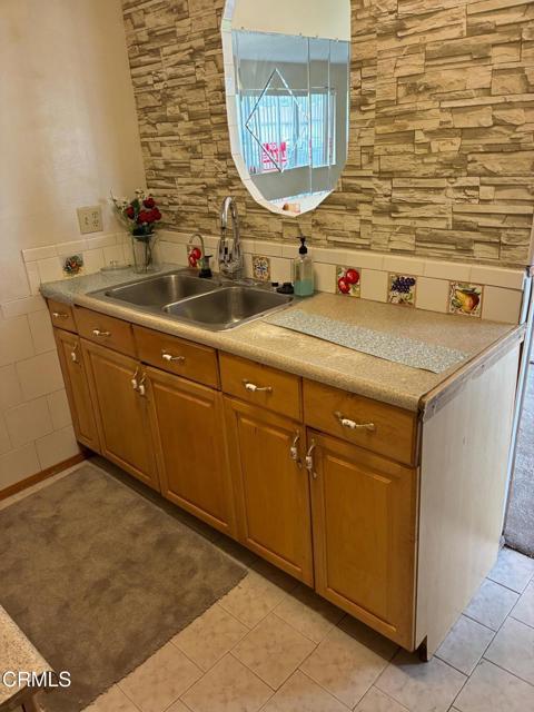 Building Photo - 702 W Hemlock St