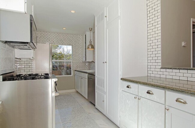 Foto del edificio - 2577 Granville Ave