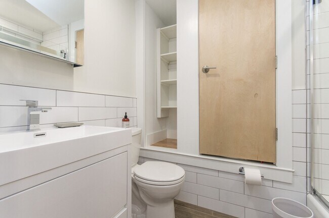 Foto del edificio - Hip 1 Bed/2Bath w/ Den; Gorgeous exterior and spacious interior features in Chestnut Hill!