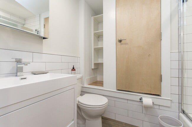 Building Photo - Hip 1 Bed/2Bath w/ Den; Gorgeous exterior and spacious interior features in Chestnut Hill!