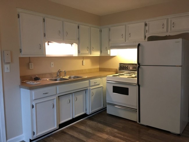 Building Photo - 2 br, 1 bath Apartment - 10400 Deering Road