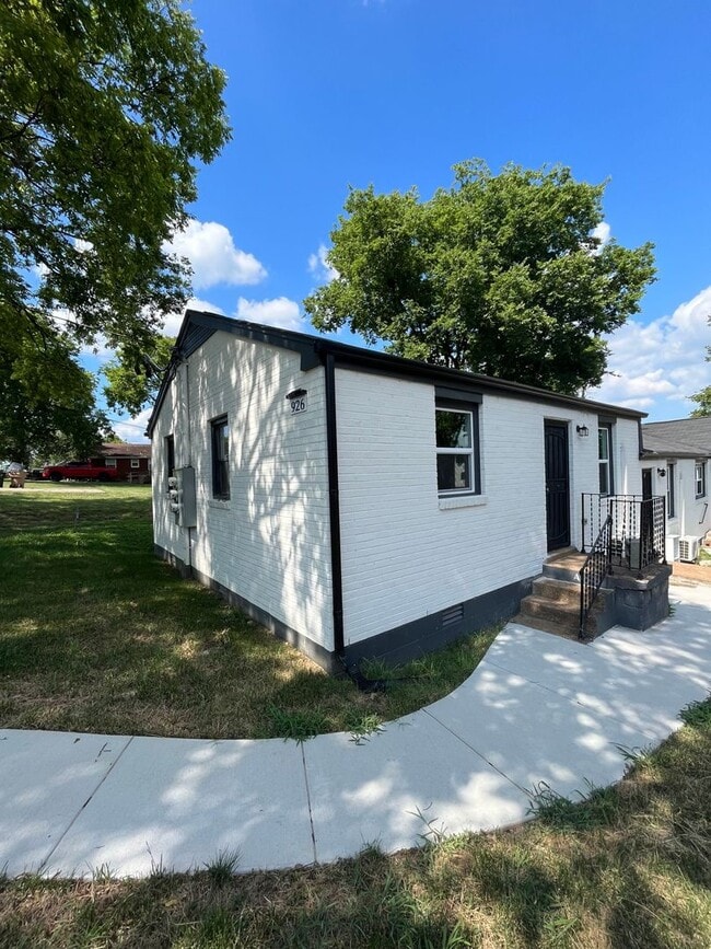 Building Photo - 2BR/1BA Renovated Triplex Unit – Prime Location Near Meharry, TSU, and Vandy!