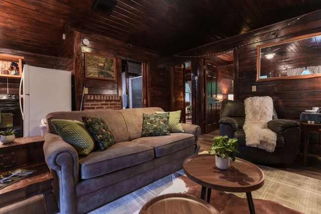 Foto del edificio - 15039 Pleasant Valley Rd