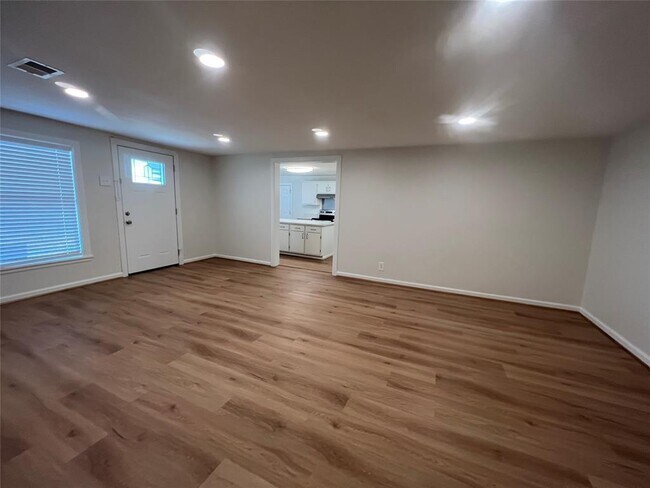 Building Photo - 902 N Hackberry St