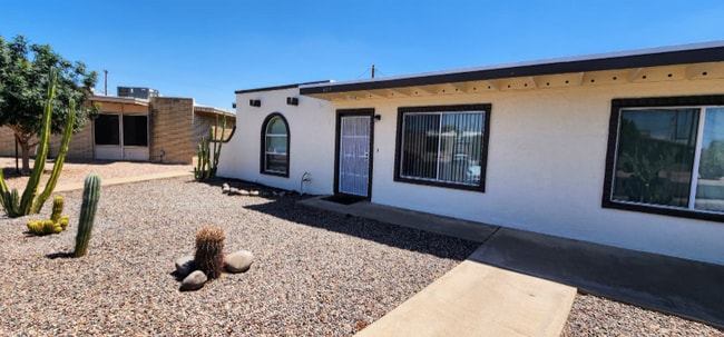 Building Photo - 1041 N Mesa Dr