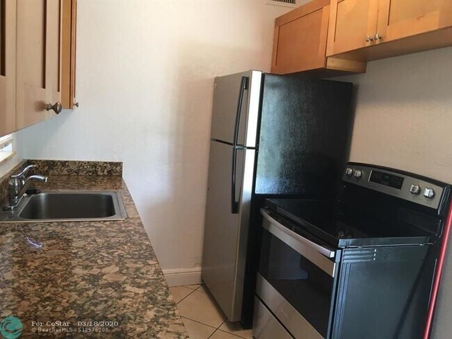 Foto del edificio - 521 Oleander Rd