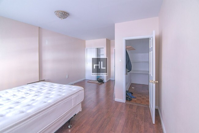 Building Photo - 24-39-39 Steinway St