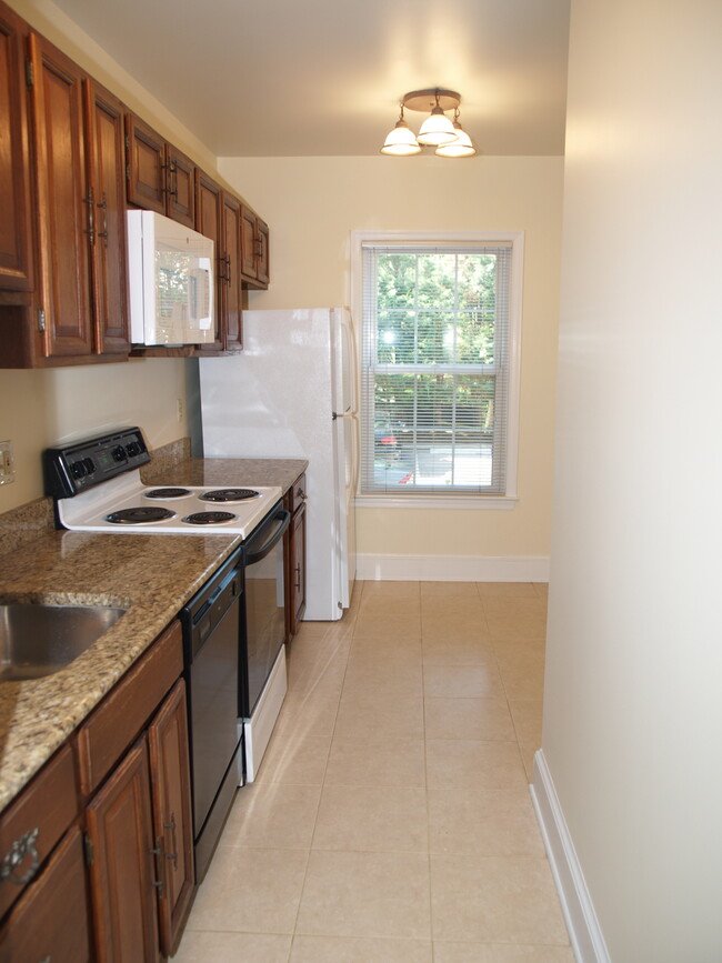 Kitchen - 3287 Sutton Pl NW